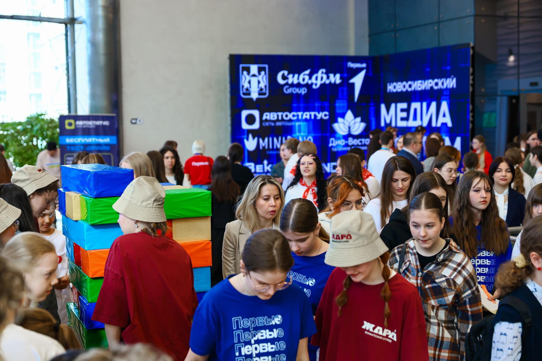 Фото Соловьёв, Савочкин, Никишева: звездные гости собрали на форуме в Новосибирске свыше тысячи человек – 100 ярких кадров 28